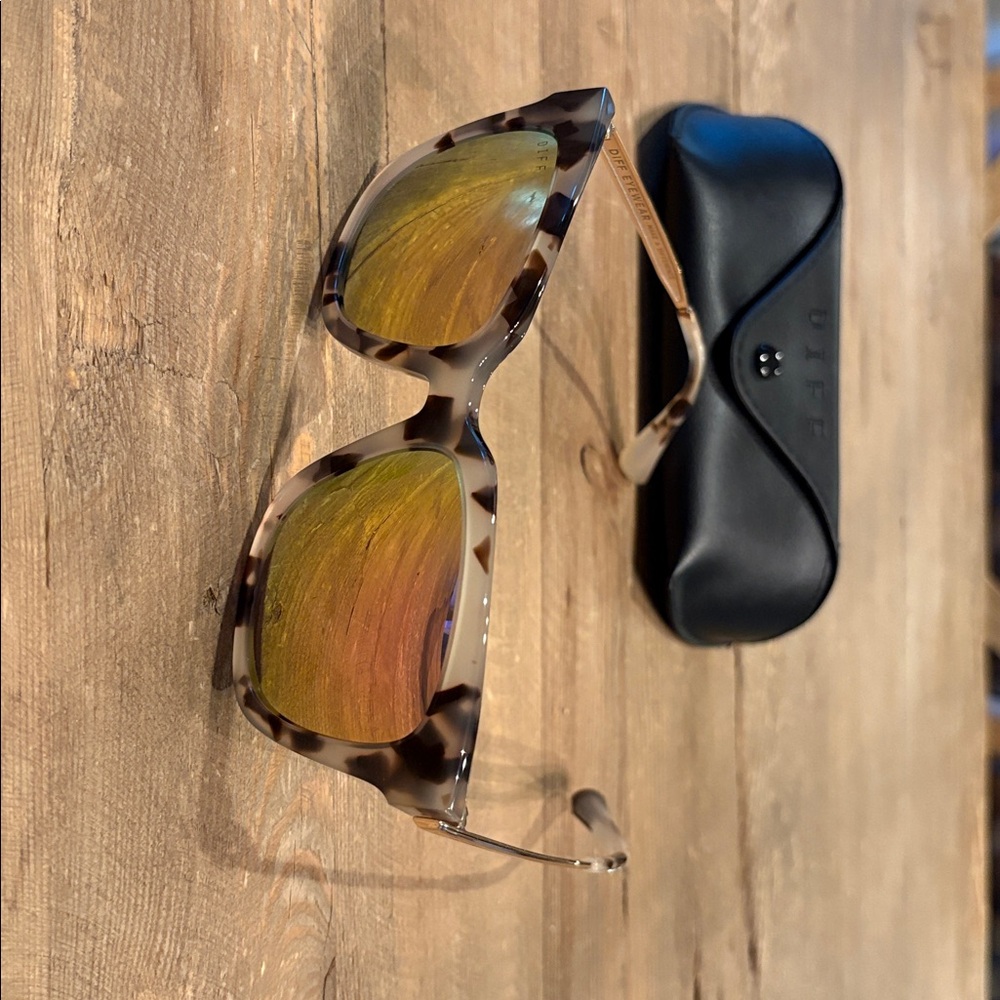 Diff “Bella” Cream Tortoise Pink Mirror Sunglasses with Case